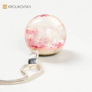 Biżuteria damska, różowy naszyjnik dla przyjaciółki.