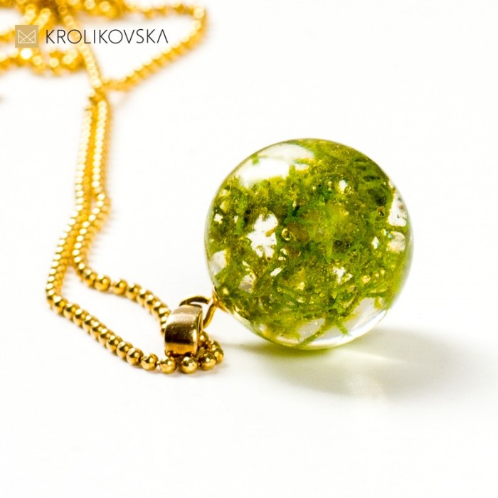 Biżuteria damska, naszyjnik z mchem w żywicy.