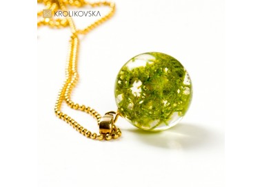 Biżuteria damska, naszyjnik z mchem w żywicy.