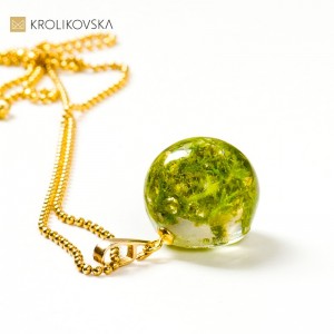 Biżuteria damska, naszyjnik z mchem w żywicy.