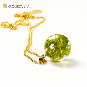 Biżuteria damska, naszyjnik z mchem w żywicy.