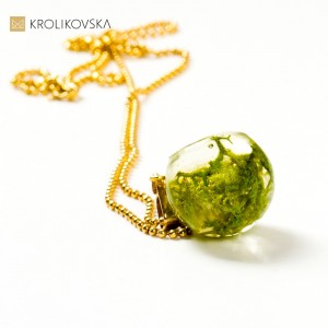 Biżuteria damska, naszyjnik z mchem w żywicy.