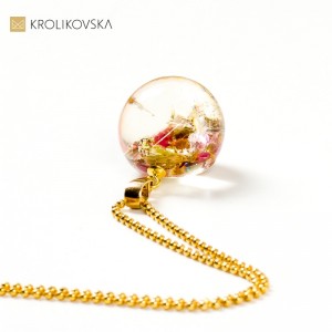 Biżuteria damska, naszyjniki z kwiatami w środku.