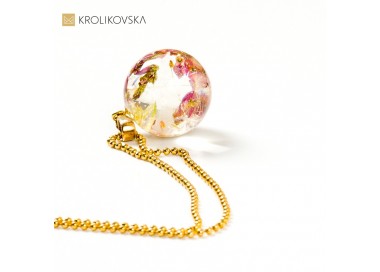 Biżuteria damska, naszyjniki z kwiatami w środku.