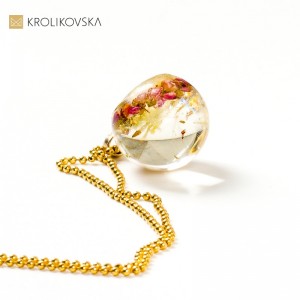 Biżuteria damska, naszyjniki z kwiatami w środku.