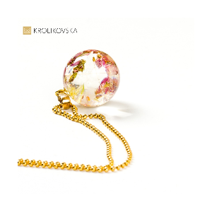 Biżuteria damska, naszyjniki z kwiatami w środku.