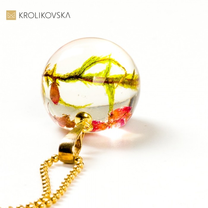 Awangardowy i nowatorski design naszyjnika.