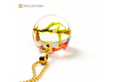 Awangardowy i nowatorski design naszyjnika.