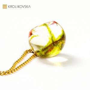 Awangardowy i nowatorski design naszyjnika.