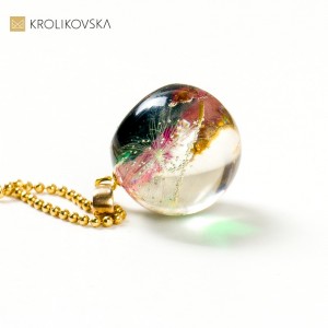 Biżuteria z żywicy to interesująca forma biżuterii z kwiatami.