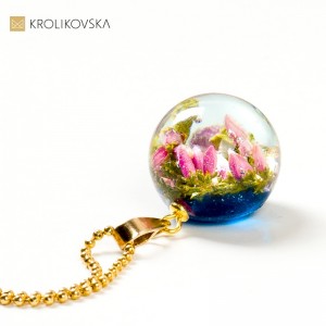 Biżuteria damska z kwiatami w żywicznej kapsule czasu.