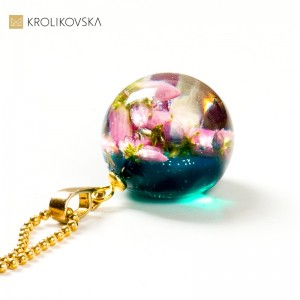 Biżuteria damska może być wspaniałym prezentem.