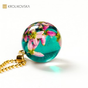 Biżuteria damska może być wspaniałym prezentem.