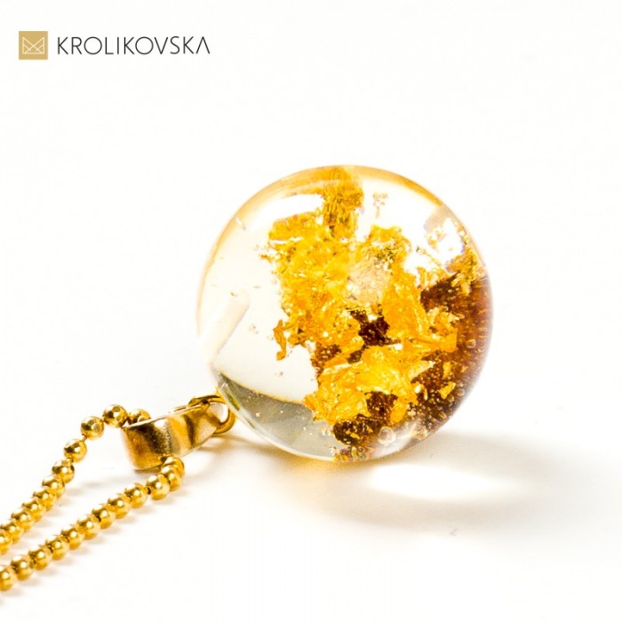 Naszyjnik z delikatną zawieszką może być pięknym i osobistym prezentem.