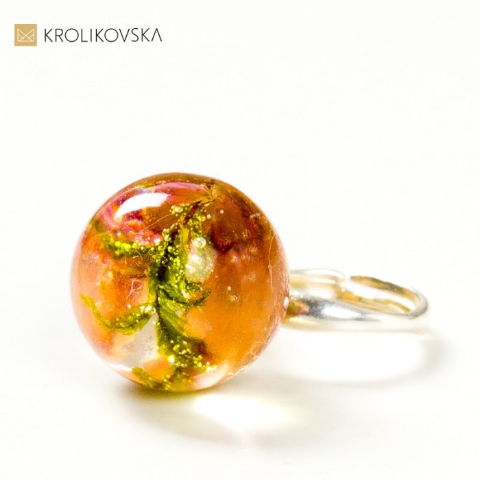 Pierścionek Zaręczynowy z Delikatnym Mchem.