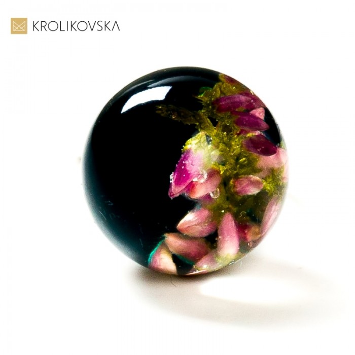 Kwiatowa Magia: Pierścionek z Różowymi wrzosami w żywicy.