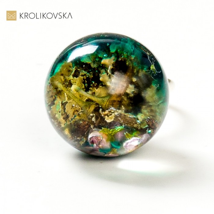 Kwiatowa Magia: Pierścionek z Lasem w żywicy.