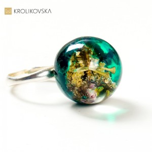 Kwiatowa Magia: Pierścionek z Lasem w żywicy.