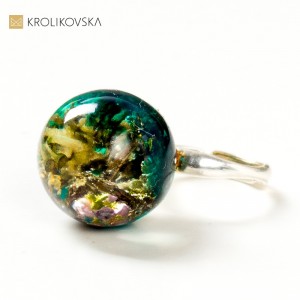 Kwiatowa Magia: Pierścionek z Lasem w żywicy.