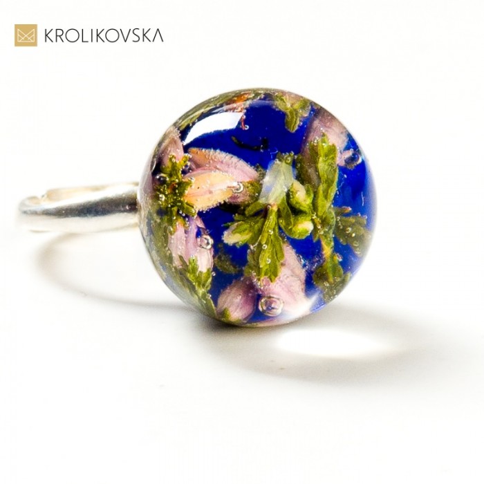 Natura W Twoim Stylu: Biżuteryjny Pierścionek z Kwiatami w żywicy.