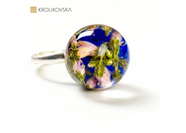 Natura W Twoim Stylu: Biżuteryjny Pierścionek z Kwiatami w żywicy.