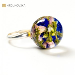 Natura W Twoim Stylu: Biżuteryjny Pierścionek z Kwiatami w żywicy.