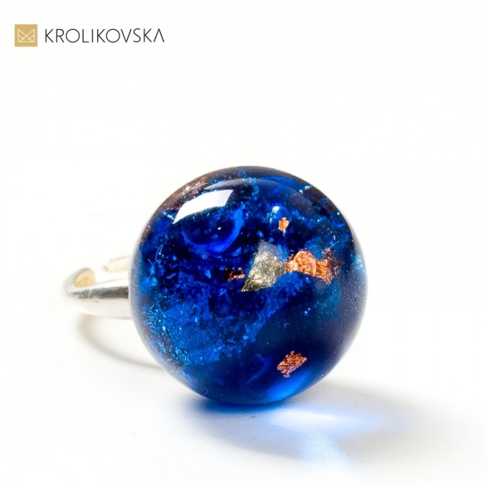 Biżuteria damska  miedzianymi płatkami w pierścionku.