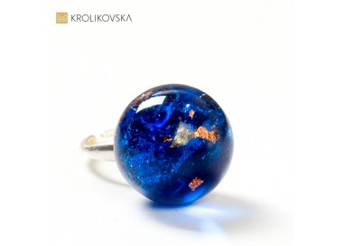 Biżuteria damska  miedzianymi płatkami w pierścionku.