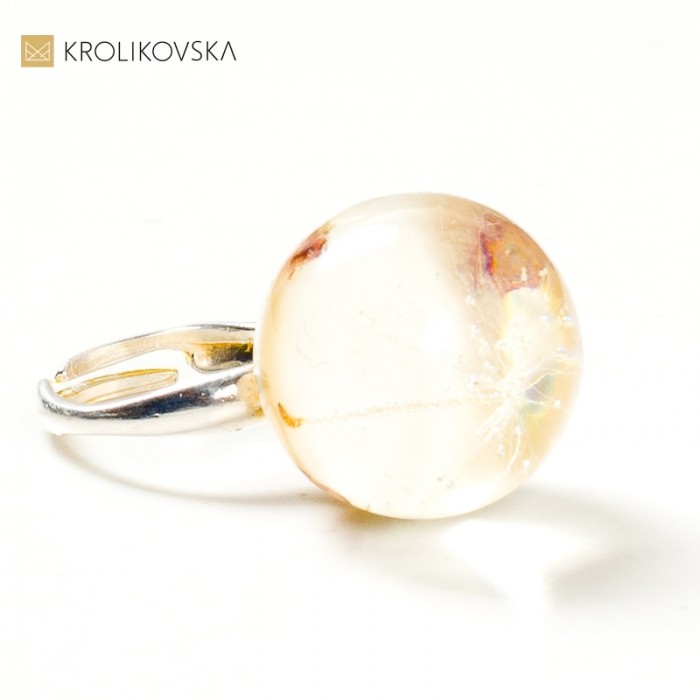 Pierścień z drobinkami kwiatów i dmuchawcem.