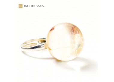 Pierścień z drobinkami kwiatów i dmuchawcem.