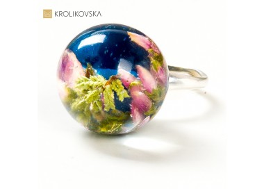 Pierścień niebieski z kwiatami wrzosu różowego.