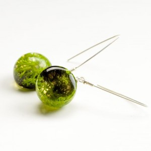 Kolczyki zielone długie z mchem.