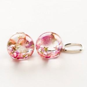 Kolczyki kulki różowe z prawdziwymi kwiatami wrzosu z żywicy jubilerskiej do jasnej koktajlowej sukienki