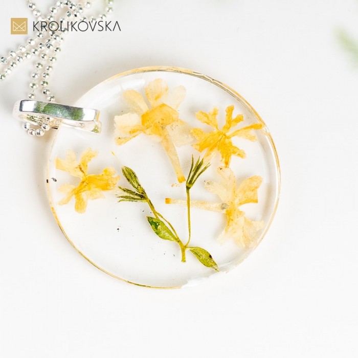 Kwiatowe Inspiracje na Twojej Szyi, nowoczesna biżuteria.