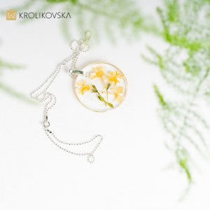 Kwiatowe Inspiracje na Twojej Szyi, nowoczesna biżuteria.