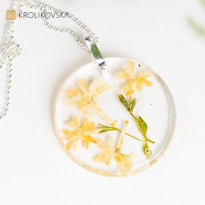 Kwiatowe Inspiracje na Twojej Szyi, nowoczesna biżuteria.