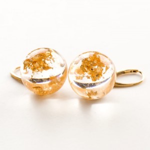 Kolczyki srebro pozłacane z płatkami złota.