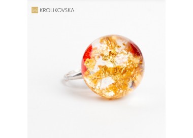 Pierścionek na prezent dla dziewczyny z płatkami złota i róży.