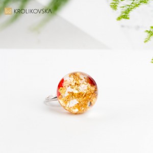 Pierścionek na prezent dla dziewczyny z płatkami złota i róży.