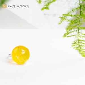 Pierścionek w prezencie z dmuchawcem.