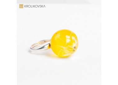 Pierścionek w prezencie z dmuchawcem.