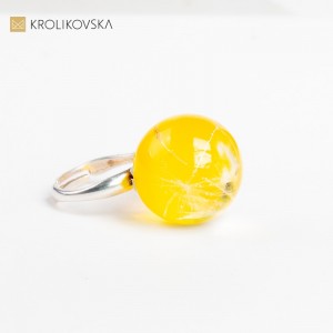 Pierścionek w prezencie z dmuchawcem.