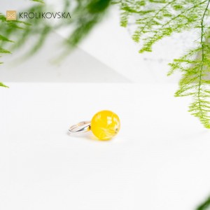 Pierścionek w prezencie z dmuchawcem.