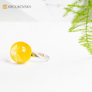 Pierścionek w prezencie z dmuchawcem.