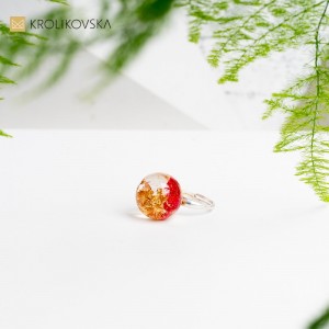 Pierścionek w prezencie z płatkami złota.