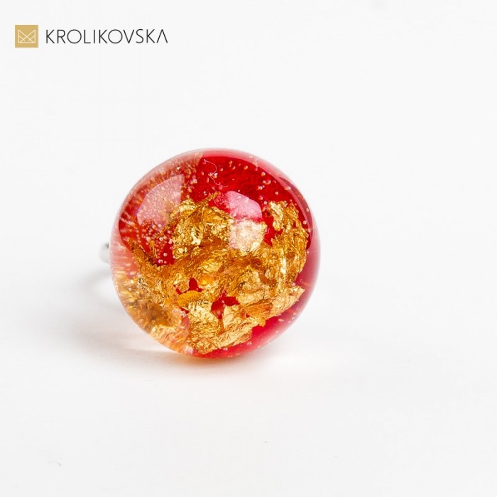 Pierścionek w prezencie z płatkami złota.