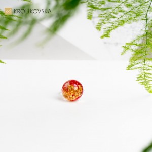 Pierścionek w prezencie z płatkami złota.