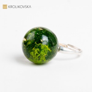 Prezent dla mamy pierścionek z mchem.