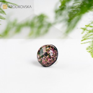 Pierścionki z suszonymi kwiatami na prezent: Łącząc naturę z elegancją.