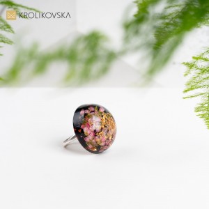 Prawdziwe kwiaty w diamentowej oprawie: Pierścionki świąteczne, które rozkwitają miłością.